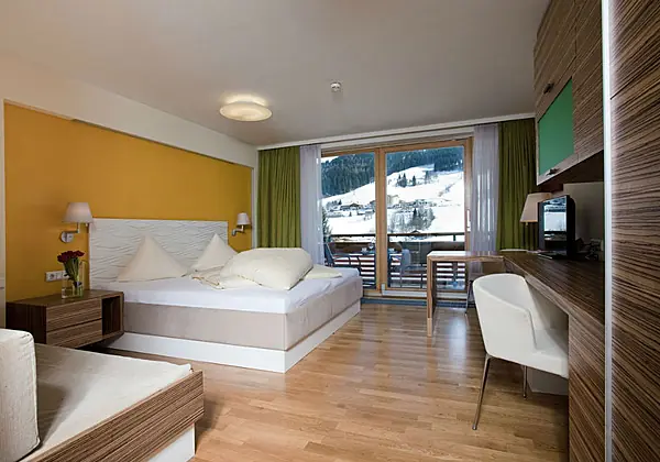 Ein Schlafbereich von einem Appartement im Adler Resort Saalbach-Hinterglemm