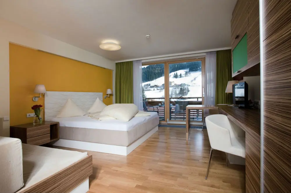 Ein Schlafbereich von einem Appartement im Adler Resort Saalbach-Hinterglemm