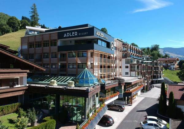 Außenansicht vom Adler Resort in Saalbach-Hinterglemm im Sommer