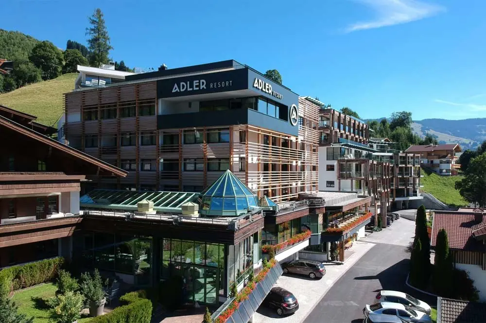 Außenansicht vom Adler Resort in Saalbach-Hinterglemm im Sommer