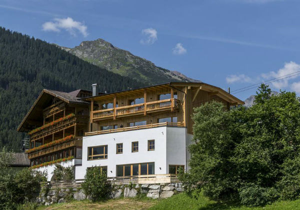 Aussenansicht vom Hotel Panorama in Gossensass im Sommer