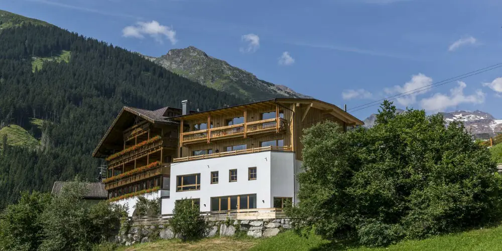 Aussenansicht vom Hotel Panorama in Gossensass im Sommer