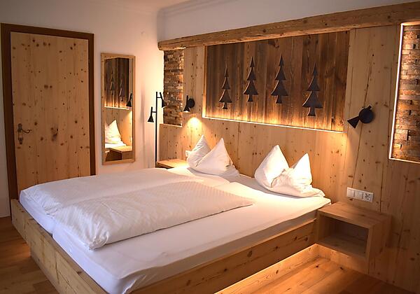 Hotelappartment Schlafzimmer aus Altholz
