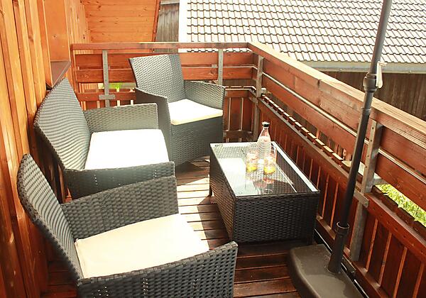gemütlicher Sitzbereich auf dem Balkon