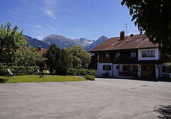 Parkplatz_mit_Bergblick