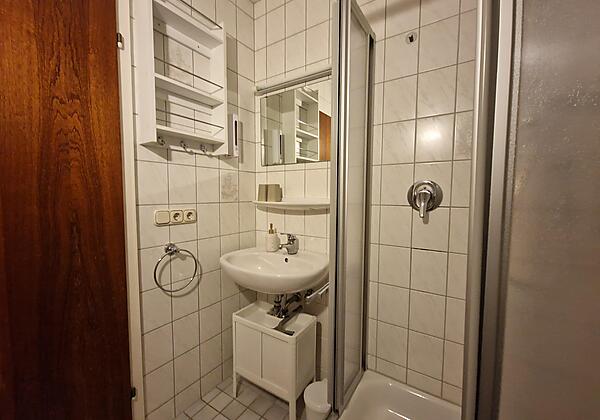 Waschbecken mit Dusche