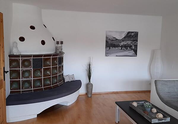 Wohnung "Rubihorn" | Kachelofen im Wohnzimmer
