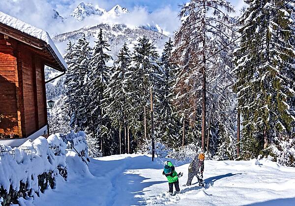 Schneeballschlacht beim Almchalet