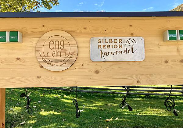 EBike Ladestation mit Schildern-Detail