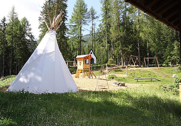 Spielplatz mit Indianerzelt