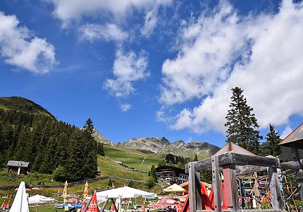 Dias Spielplatz Blick in richtung Alpenmuseum