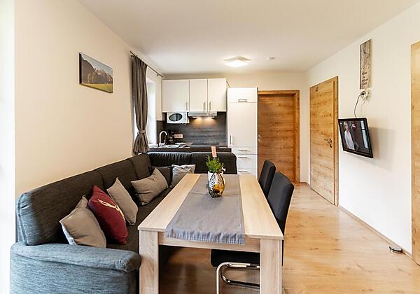 Apartementküche mit bequemer Couch