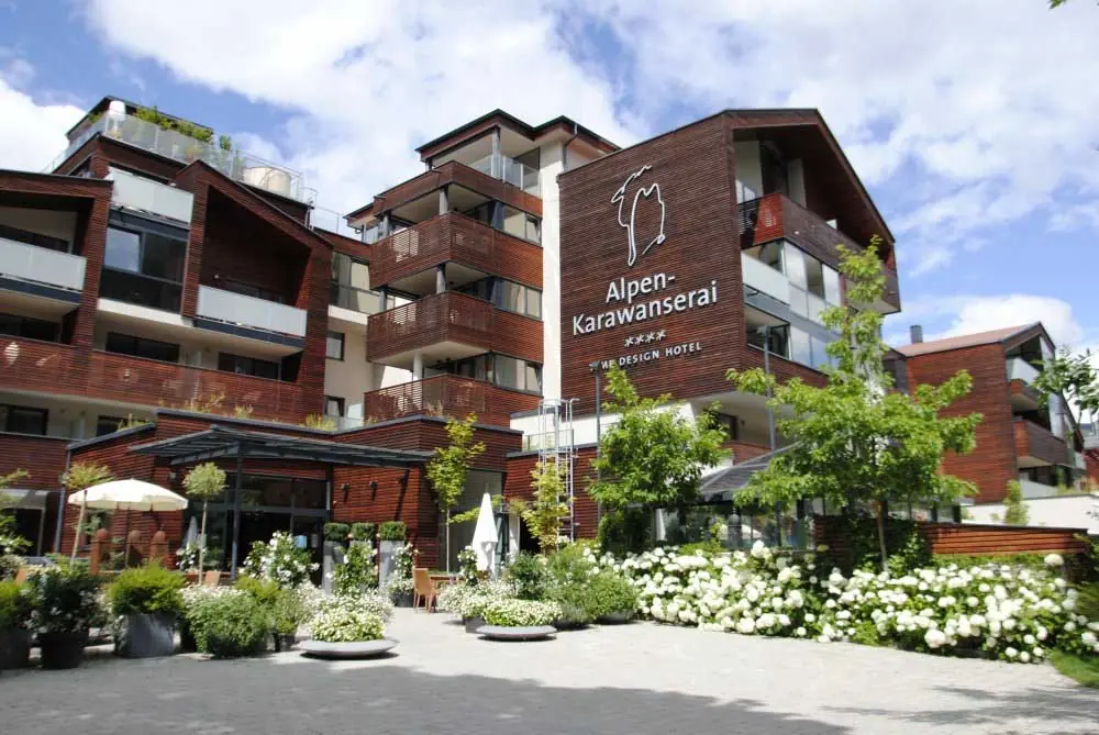 Aussenansicht Hotel Alpen Karawanserai im Sommer