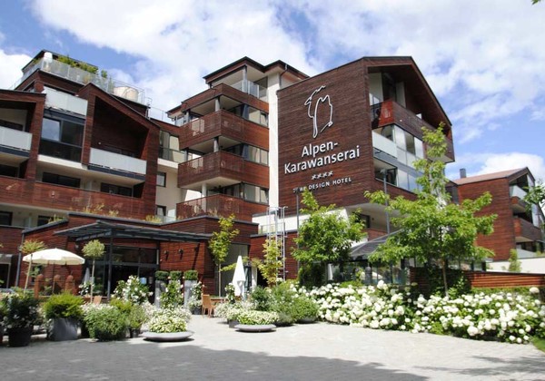 Aussenansicht Hotel Alpen Karawanserai im Sommer