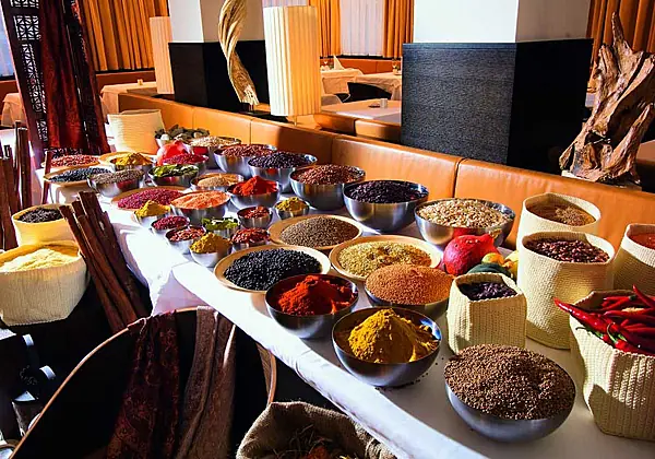 Bunte Gewürze im Restaurant des Hotels Alpen Karawanserai