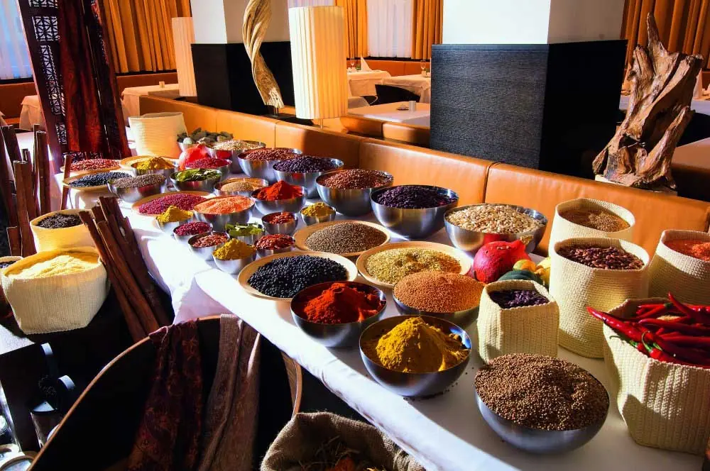 Bunte Gewürze im Restaurant des Hotels Alpen Karawanserai