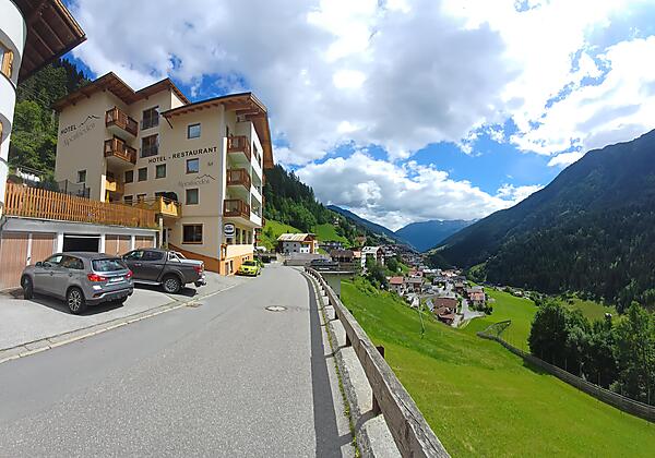 Unser Hotel liegt direkt an der Skipiste