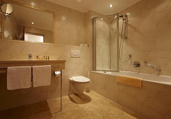 Badezimmer Fichte und Zirbe