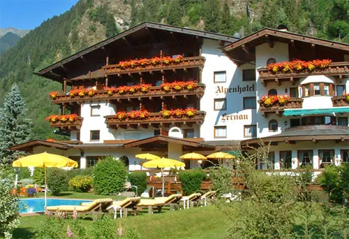 Hausansicht im Sommer vom Alpenhotel Fernau in Neustift im Stubaital