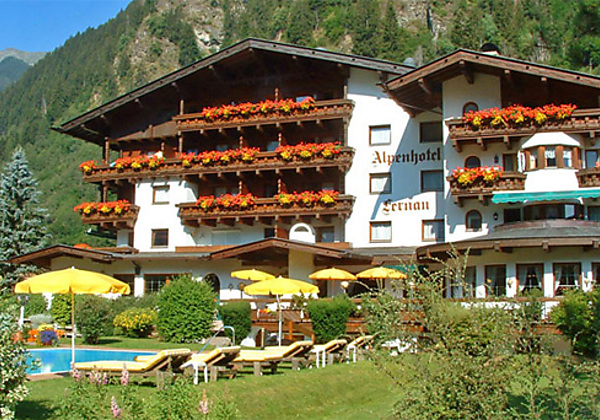Hausansicht im Sommer vom Alpenhotel Fernau in Neustift im Stubaital