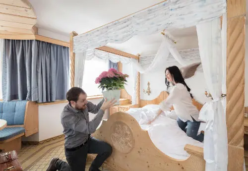 Das Himmelbett im Hochzeitszimmer im Alpenhotel Fernau in Neustift im Stubaital