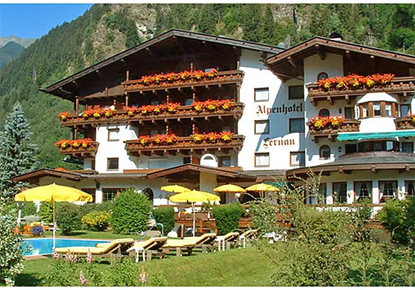 Hausansicht im Sommer vom Alpenhotel Fernau in Neustift im Stubaital