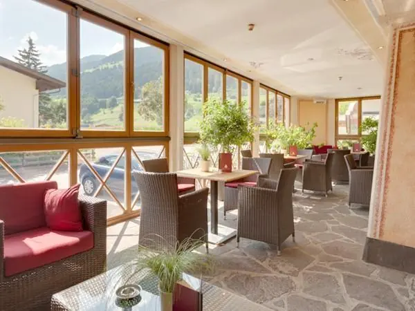 Hotel Tirolerhof Fulpmes überdachte Terrasse