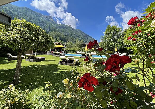 Garten mit Pool Alpenhotel Tirolerhof in Neustift