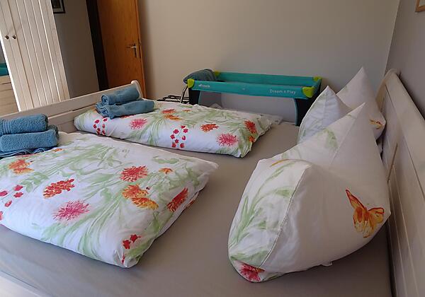 Schlafzimmer mit Kinderbettchen