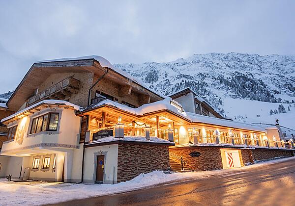 Hotel außen abend 1.0