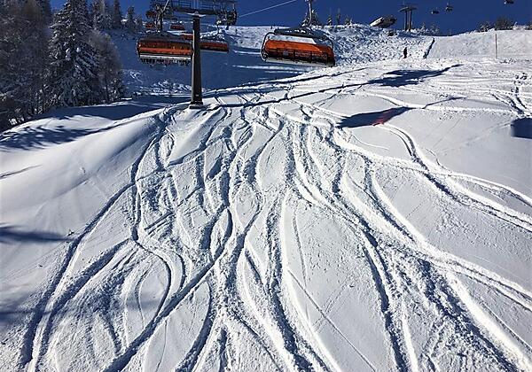 skien in verse sneeuw