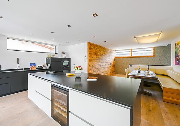 Bar-Küche-und-Essbereich-Miethaus-in-Söll