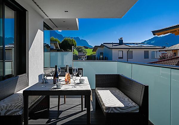 Essbereich-mit-Ausblick-auf-das-Dorf-Söll