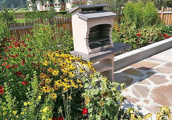 Terrasse mit Holzkohlegrill