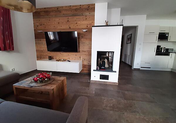 Wohnzimmer Kamin und Küche