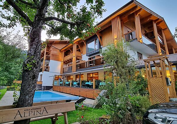 Hotel von vorne Dämmerung