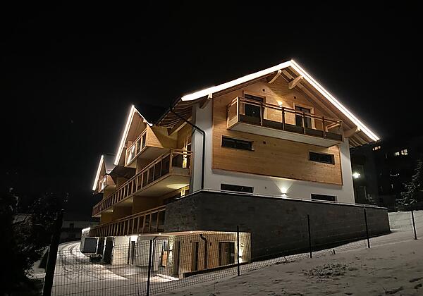 Außenansicht bei Nacht