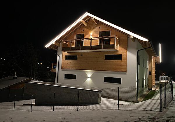 Außenansicht bei Nacht