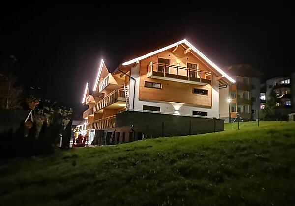 Außenansicht bei Nacht