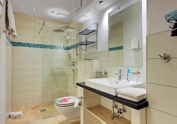 Badezimmer mit Regendusche