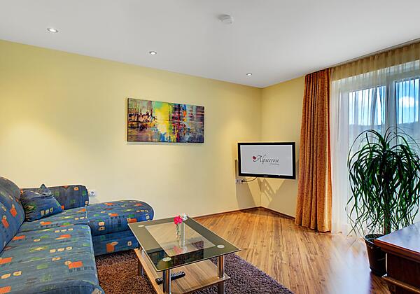 Wohnzimmer mit Ausziehcouch