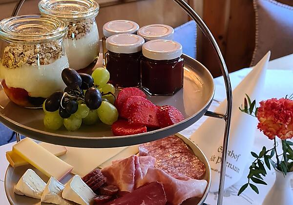 serviertes Frühstück Sommer