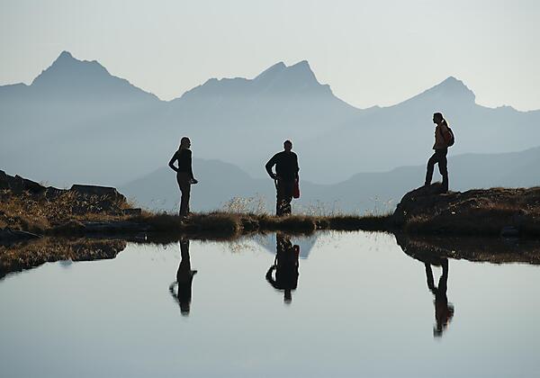 Bergsee mit Menschen