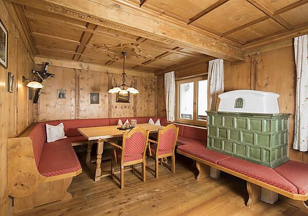 Familiensuite Alpenchalet 1 Wohnzimmer 2 low