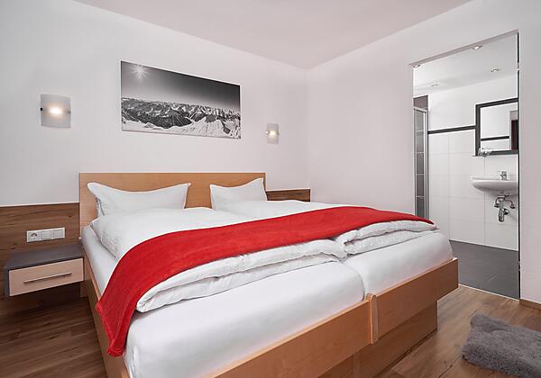 Schlafzimmer mit Dusche/WC