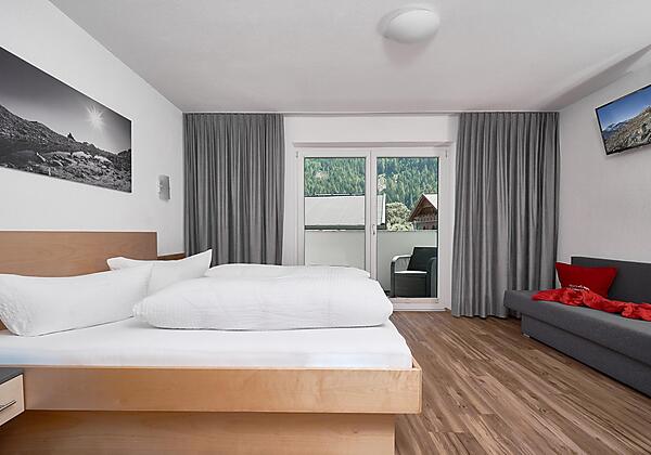 Schlafzimmer mit Dusche/WC