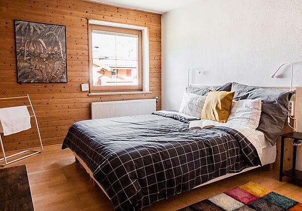 Hauptschlafzimmer mit Doppelbett.
