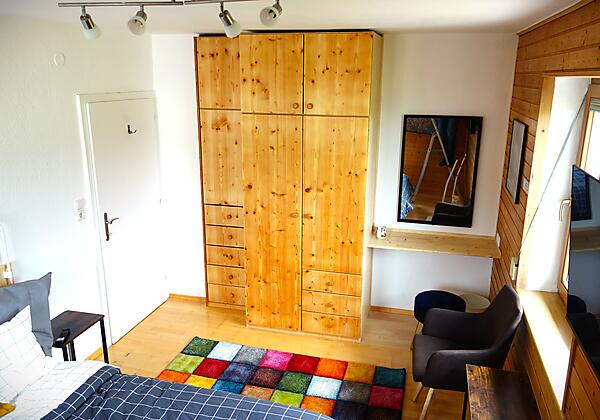 Hauptschlafzimmer mit Doppelbett und Schrank.