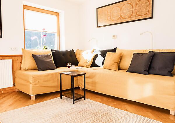 Wohnzimmer. Sofaecke bei Dreierbelegung.