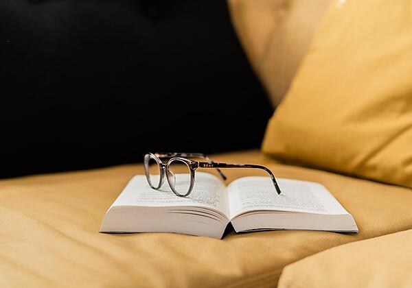 Lesen im Wohnzimmer